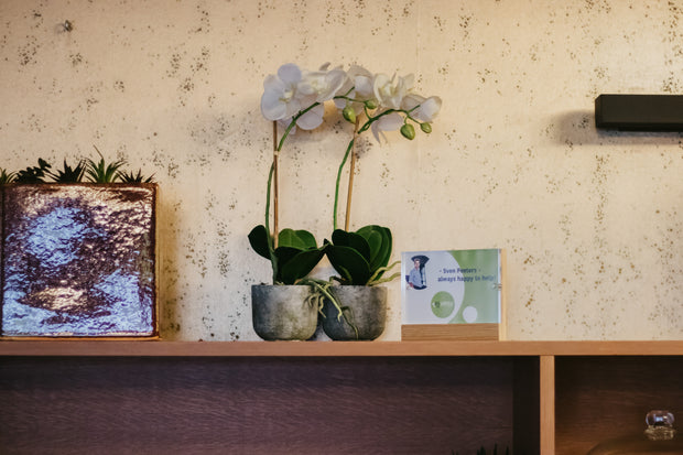 Bamboe display met foto voor hotelinterieur op houten plank met orchideeën