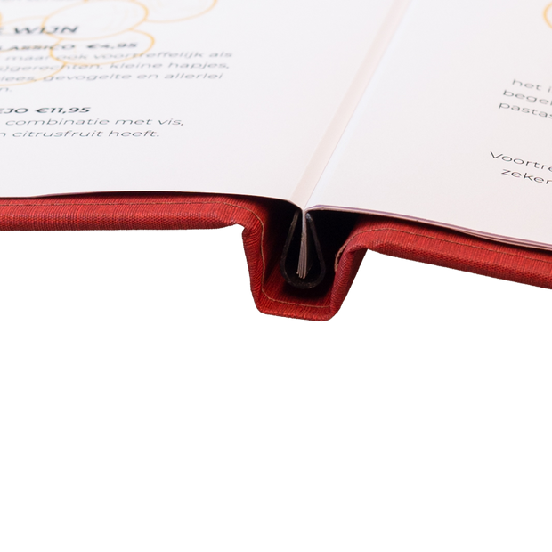 Een close-up van een menu met schuifsysteem van een rode kaft 