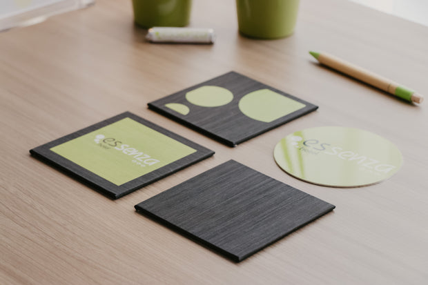 Set gepersonaliseerde onderzetters met logo op houten tafel in hotelkamer