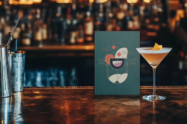 Cocktailglas met drankkaart op bar toonbank
