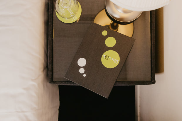 Gepersonaliseerde hotel informatie map op nachtkastje in hotelkamer