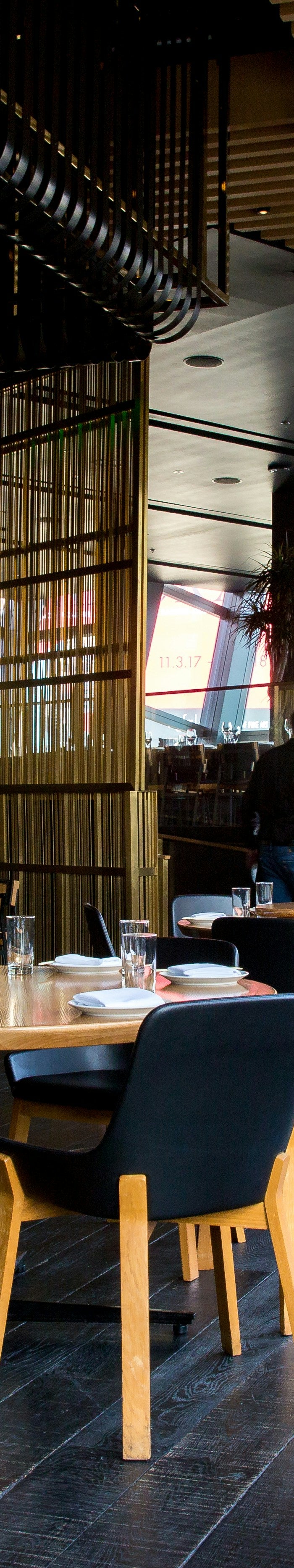 Modern Restaurant met Donkere Stoelen en Zetels met Houte Afwerking