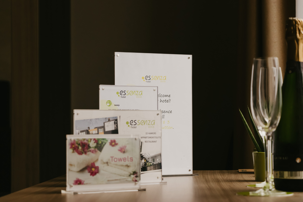 Gepersonaliseerde acryl informatiepanelen met logo op tafel